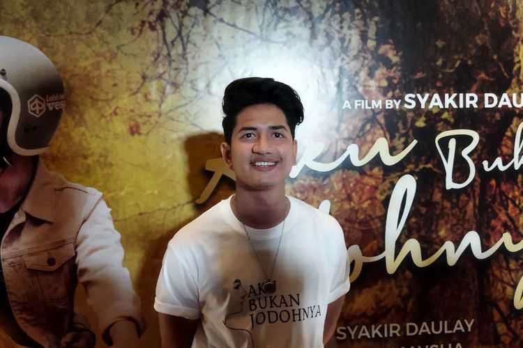 Artis peran Zikri Daulay saat ditemui sebelum Gala Premier Film Aku Bukan Jodohnya di XXI Epicentrum Kuningan, Jakarta Selatan, Rabu (29/12/2021).