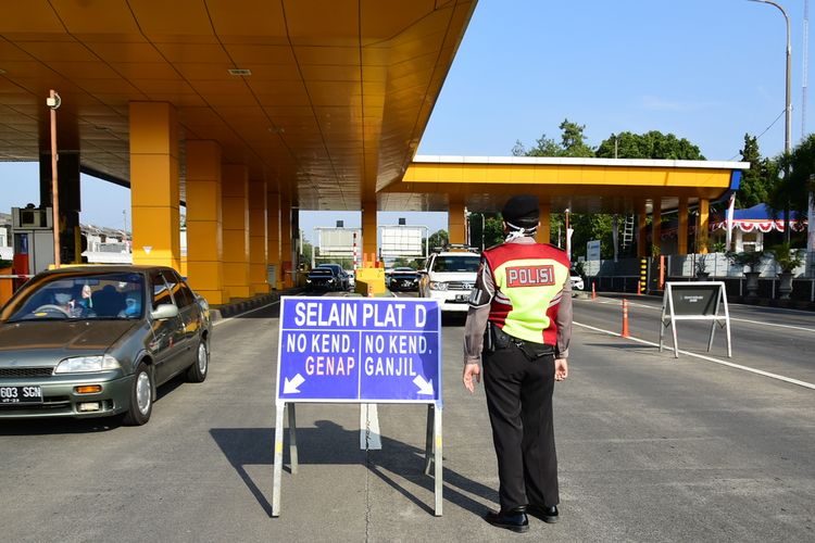  Polisi menerapkan ganjil genap di Tol Pasteur, Jumat (3/9/2021). Penerapan ganjil genap di lima tol Kota Bandung ini dilakukan untuk mengontrol arus kendaraan dari luar daerah masuk ke Kota Bandung.