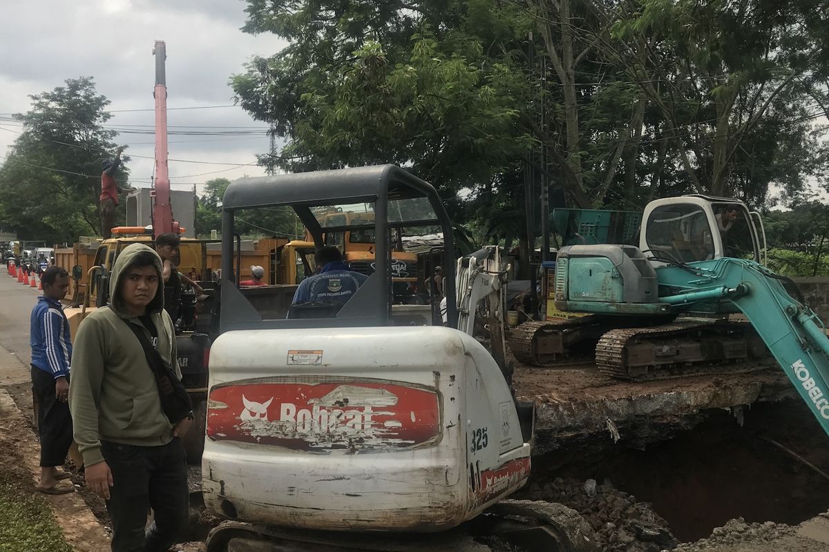 Jalan Ambles di Jalan Raya Puspitek, depan perumahan Serpong Jaya, Serpong, Tangerang Selatan, Rabu (13/3/2019).