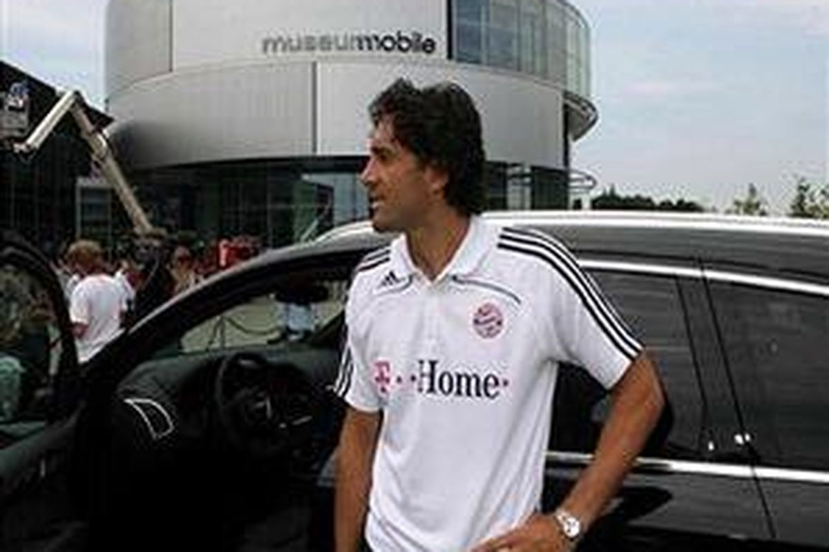 Luca Toni belum bisa tampil di Bundesliga.