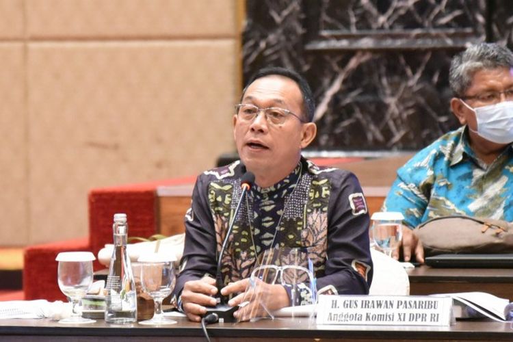 Anggota Komisi XI DPR RI Gus Gus Irawan Pasaribu, saat menghadiri pertemuan Tim Kunjungan Kerja Reses Komisi XI DPR RI dengan Gubernur Provinsi Sumatera Utara, BI, OJK, LPS, Bank Himbara (Bank Mandiri, BNI, BRI, BTN), di Kota Medan, Sumatera Utara, Rabu (27/10/2021). 