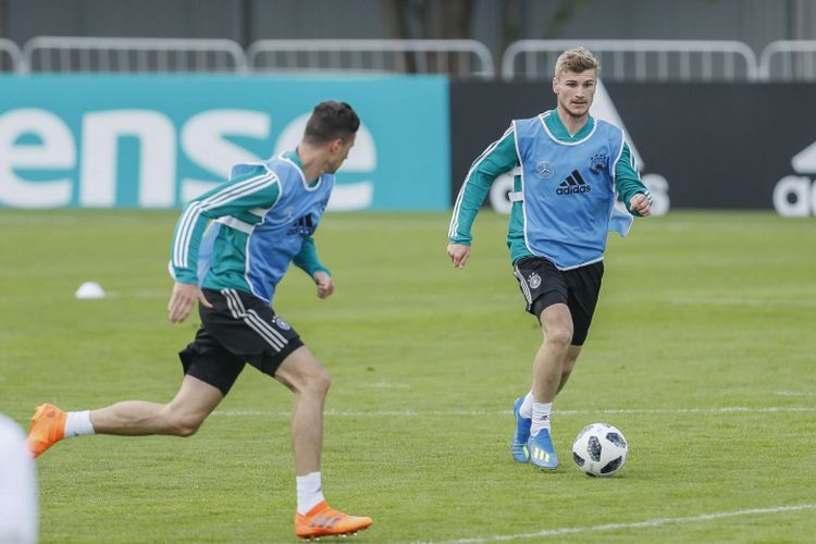 Pemain Jerman Timo Werner (kanan) berlatih bersama tim nasional Jerman di CSKA Sport Bas, Vatutinki, Rabu (13/6/201). Timnas Jerman akan menghadapi Meksiko pada laga perdananya di Piala Dunia 2018 pada 17/6/2018.