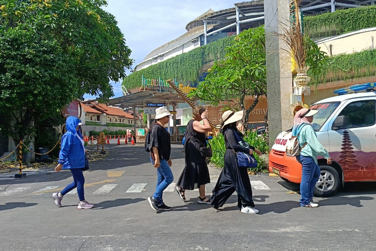 Suasana wisatawan saat berlibur di Pulau Bali.