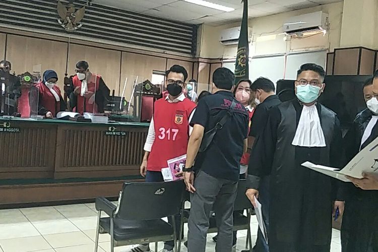 Terdakwa kasus dugaan pelanggaran UU ITE, selebgram Adam Deni selesai sidang putusan sela, di Pengadilan Negeri Jakarta Utara, Selasa (29/3/2022).