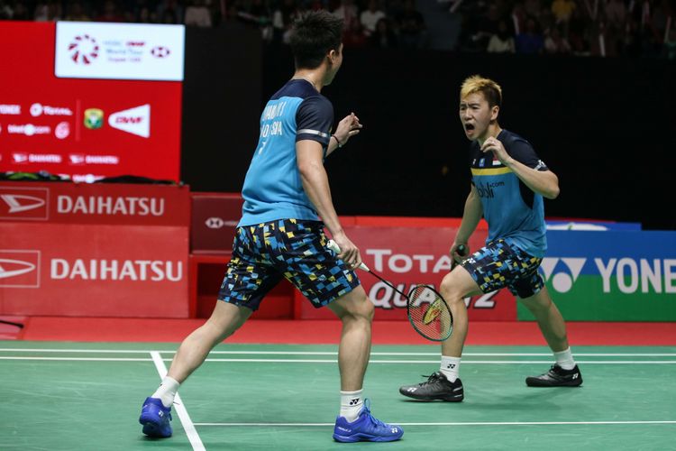 Ganda putra Indonesia, Marcus Fernaldi Gideon dan Kevin Sanjaya Sukamuljo bertanding melawan ganda putra Indonesia, Mohammad Ahsan dan  Hendra Setiawan pada pertandingan final Daihatsu Indonesia Masters 2019 di Istora Senayan, Jakarta, Minggu (27/1/2019). Gideon dan Kevin tampil sebagai juara setelah menang 21-17 dan 21-11.