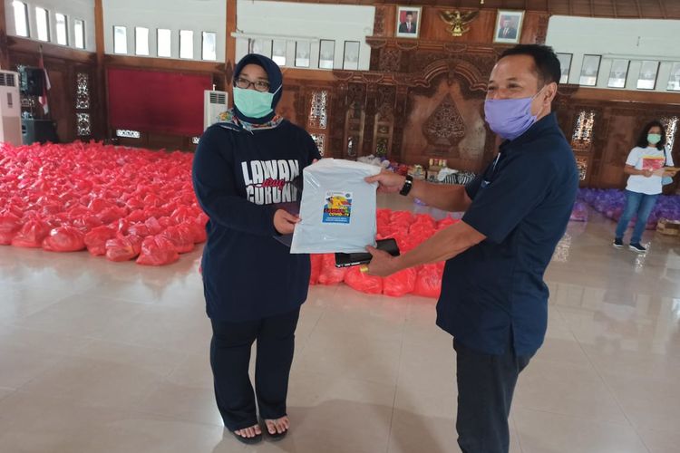 Balai Latihan Kerja (BLK) Surakarta menyerahkan bantuan secara simbolis kepada Gugus Tugas Percepatan Penanganan Covid-19 Kabupaten Sragen, di Pendopo Sumonegaran Bupati Sragen, Jumat (17/4/2020).