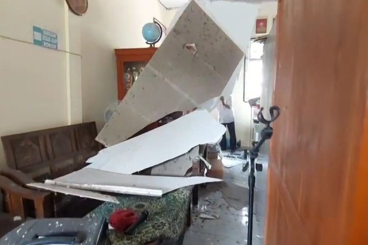 Plafon Ruang Guru SDN 2 Cepoko Sragen Ambrol, 2 Guru Luka Ringan