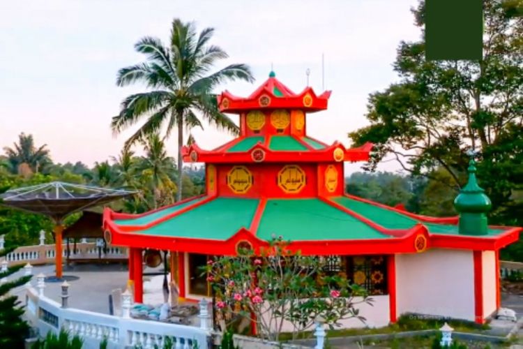 Tampak luar Masjid Ridwan Arsitektur China Desa Pakuan di Kota Mataram.
