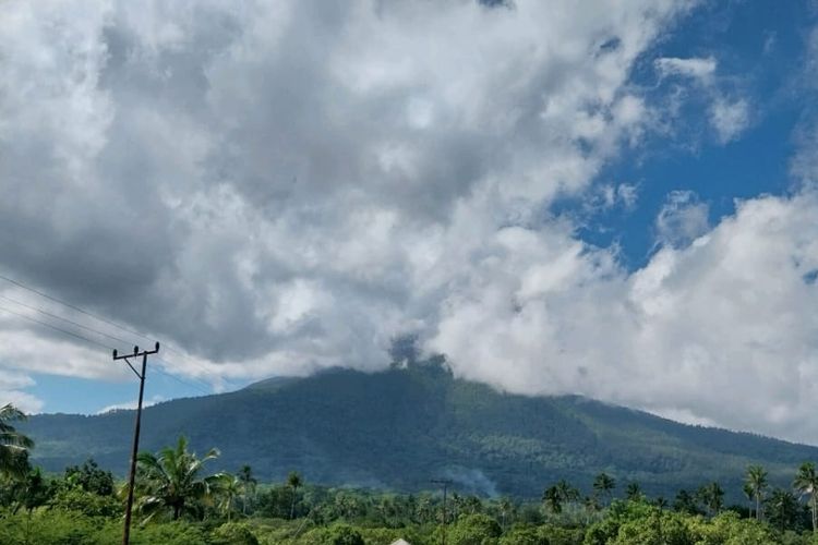 Visual Gunung Lewotobi Laki-laki di Kabupaten Flores Timur pada Kamis (2/5/2024)