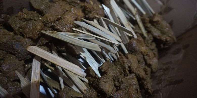 Katikan khas Suku Osing di Banyuwangi, yang terbuat dari bambu yang diruncingkan bagian ujungnya dan agak lebar di bagian pangkal untuk menusuk daging sapi yang dimasak aseman.