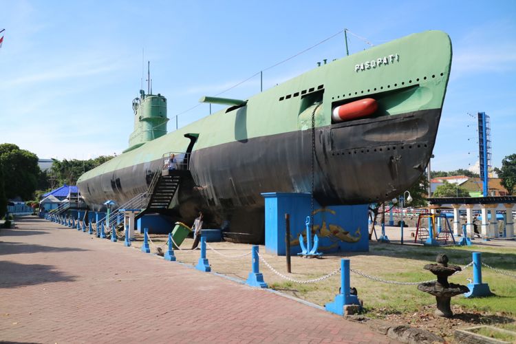 Monumen Kapal Selam, merupakan museum kapal selam dari jenis kapal KRI Pasoepati 410 yang bertempur saat membebaskan Irian Barat 1960.