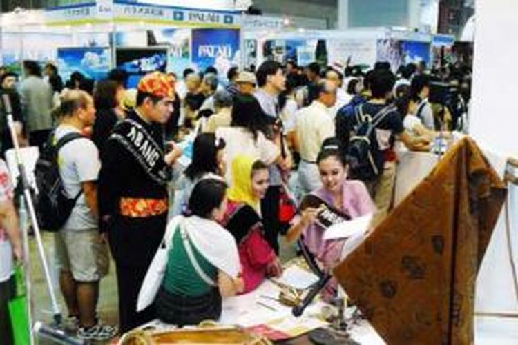 Paviliun Indonesia selalu diramaikan pengunjung pameran pariwisata internasional, JATA Travel Showcase 2013, terutama saat menyajikan kopi gratis bagi siapa pun yang datang. Pada pameran yang berlangsung pada 12-15 September di Tokyo, Jepang, itu, Paviliun Indonesia juga diisi, antara lain, kegiatan membatik sebagaimana dilakukan Wakil I Putri Batik Nusantara Hermawati Widyapratami. 