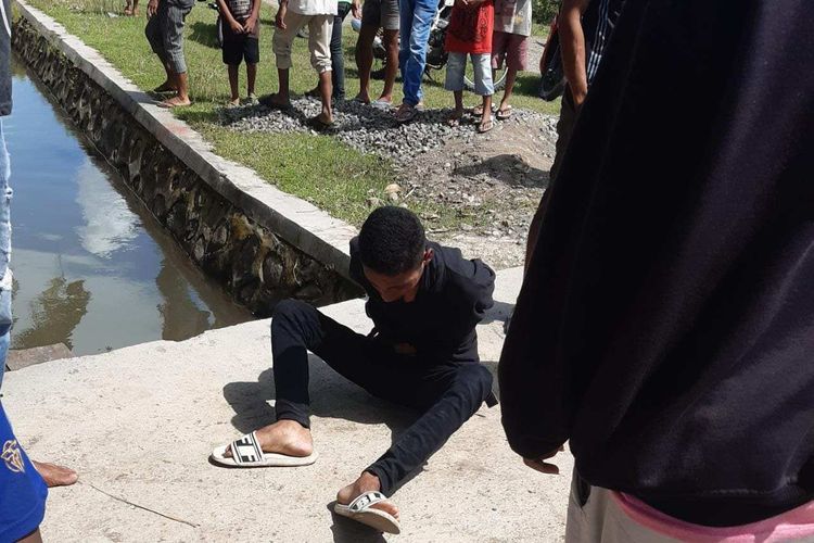 Salah seorang pelaku jambret saat diamankan warga di Dusun Selaparang, Desa Matua, Senin (23/2/2023).