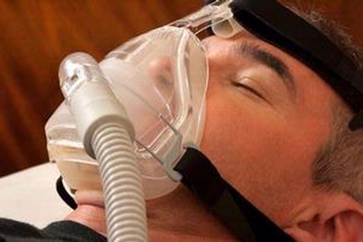 Penggunaan alat CPAP pada pasien sleep apnea