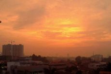 Mengapa Langit Jakarta Hari Ini Masih Terang Kala Maghrib? 