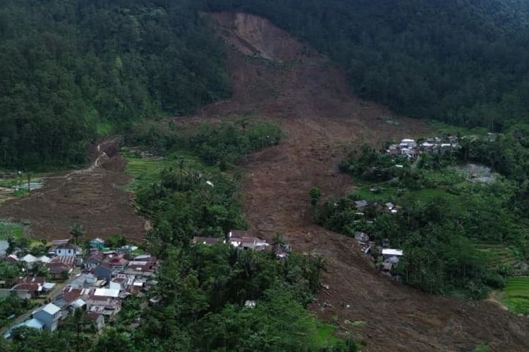 Bantuan Sembako, Kasur Lipat, dan Ambulans Tegal Tiba di Lokasi Longsor Cilacap dan Banjarnegara