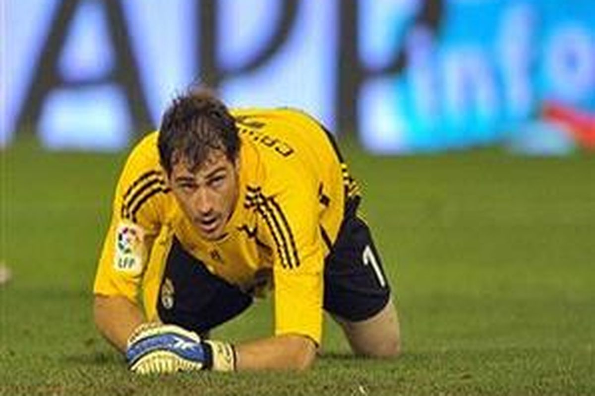 Kiper Real Madrid, Iker Casillas, dipaksa jatuh-bangun oleh Valencia dan akhirnya gawangnya kebobolan tiga gol.