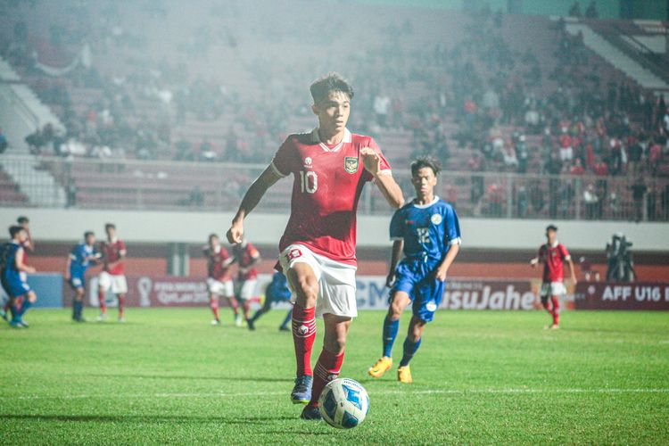 Aksi pemain timnas U16 Indonesia, Ji Da Bin, dalam laga Indonesia vs Filipina pada ajang Piala AFF U16 2022, Minggu (31/7/2022) malam WIB di Stadion Maguwoharjo, Sleman.