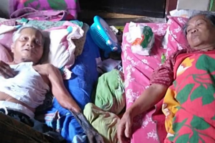 Suami istri lansia warga Lampung yang hanya bisa terbaring di tempat tidur.