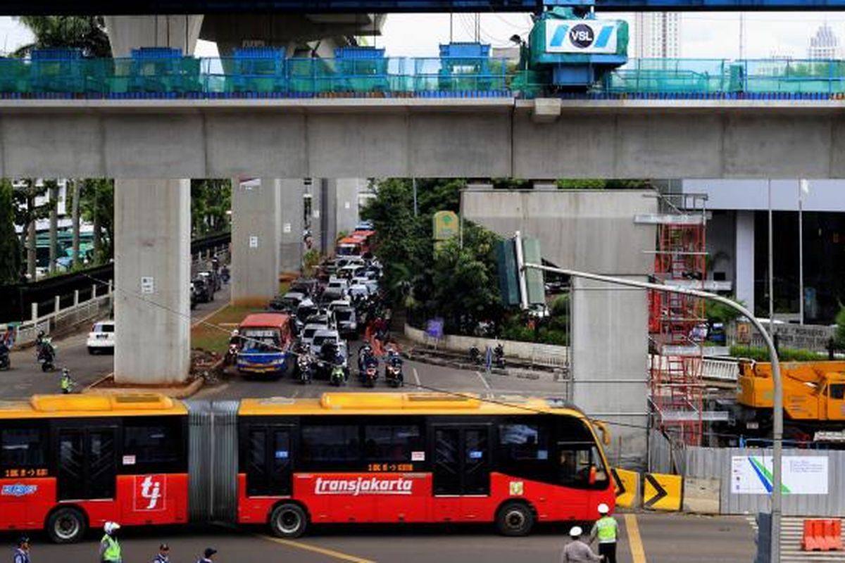 Bus transjakarta melintas di jalan Trunojoyo, Jakarta Selatan, Jumat (16/1/2017).