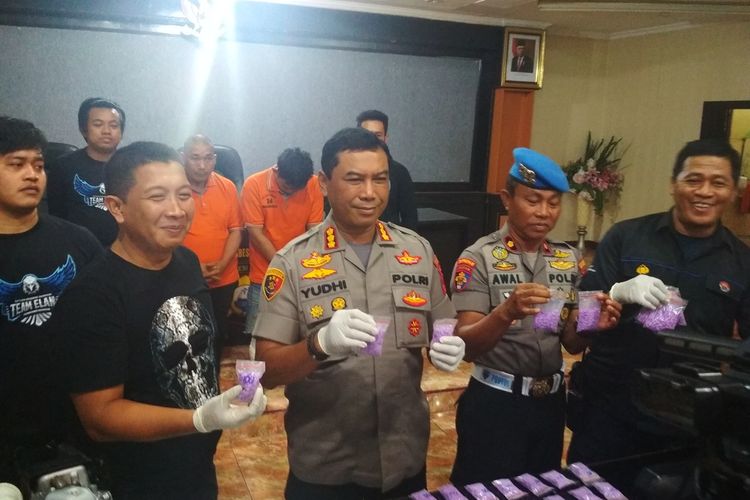 Kapolrestabes Makassar Kombes Pol Yudhiawan Wibisono saat konferensi pers terkait peredaran ekstasi di Makassar, Kamis (16/1/2020).