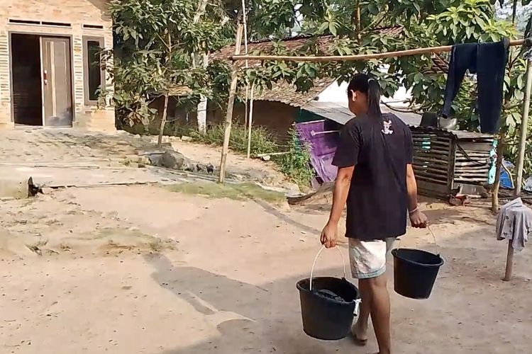 Salah satu warga LK 1, Kelurahan Way Laga membawa air dari penampungan kolektif, Jumat (8/9/2023).