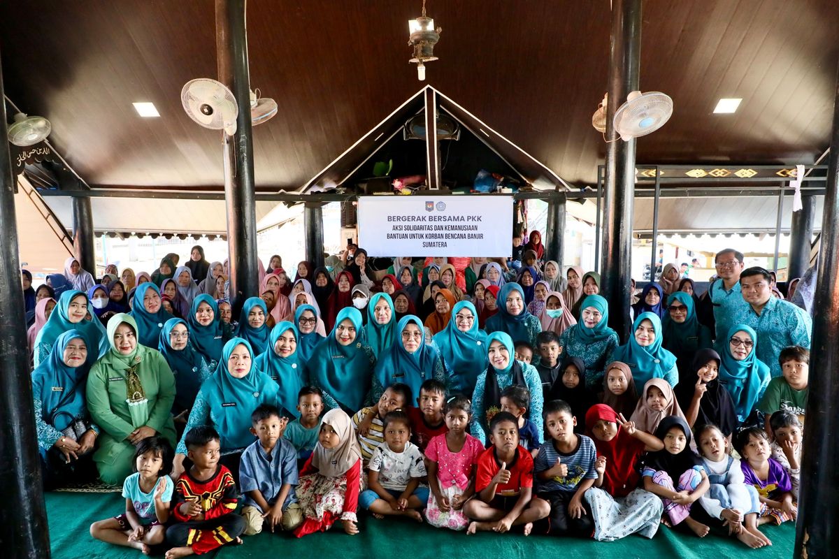 Ketua Umum Tim Penggerak Pemberdayaan dan Kesejahteraan Keluarga (TP PKK) Tri Tito Karnavian menyalurkan bantuan kemanusiaan kepada warga terdampak banjir bandang dan tanah longsor di Desa Meunasah Mancang, Kabupaten Pidie Jaya, Aceh, Selasa (10/2/2026).