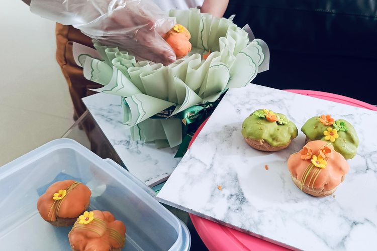 Kue Soes dengan variasi warna dan rasa hasil karya Dkueh Malang menjadi salah satu pilihan hampers Lebaran 2025.