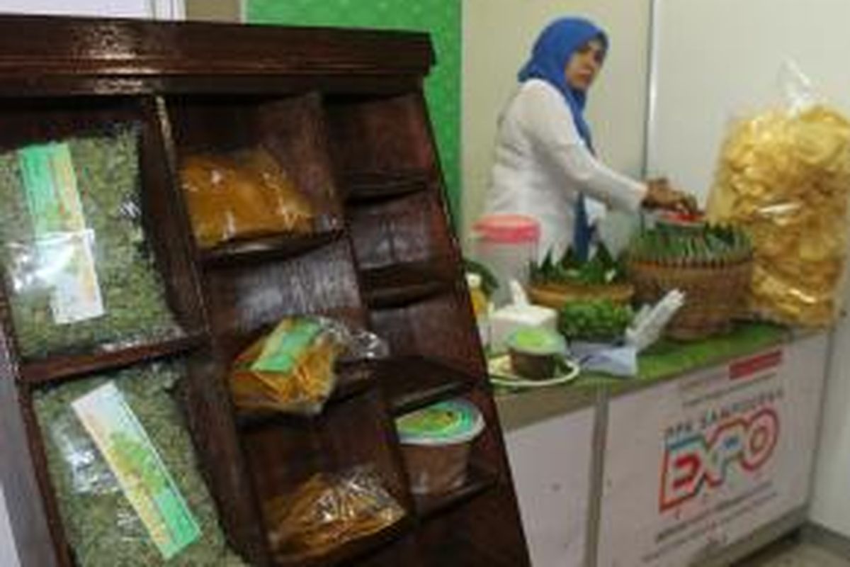 Semanggi, makanan khas Surabaya turut tampil dalam pameran usaha kecil menengah Expo 2015 yang digelar oleh Pusat Pelatihan Kerajinan Sampoerna, di Tunjungan Convention Center, Surabaya, Jawa Timur, Sabtu (5/9). Aminah (34), perajin makanan tradisional itu memasarkan makanan buatannya tak lagi dengan digendong, melainkan dijual lewat situs daring seperti OLX dan Bukalapak. 