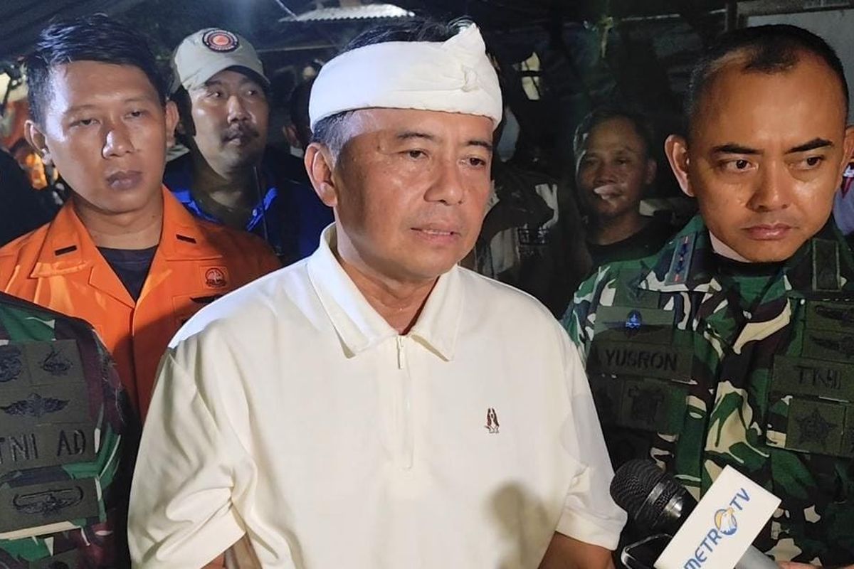 Sekda Provinsi Jawa Barat Herman Suryatman memberiikan keterangan usai rapat koordinasi di posko pencarian korban musibah longsor Gunung Kuda, Kabupaten Cirebon, Jawa Barat, pada Jumat (30/5/2025) malam.
