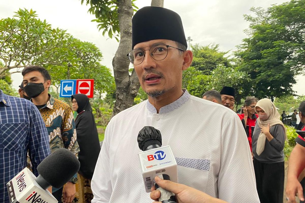 Menteri Pariwisata dan Ekonomi Kreatif Sandiaga Uno mendatangi pemakaman Budayawan Betawi Ridwan Saidi di TPU Karet Bivak, Jakarta Pusat pada Minggu (25/12/2022). Dalam kesempatan itu dia turut mengenang sosok Ridwan semasa hidup. 