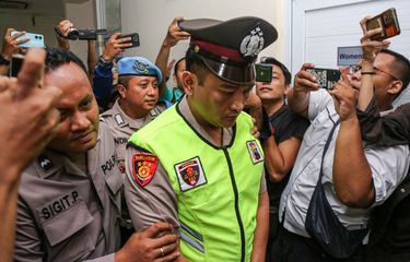 Terduga pelaku penembakan siswa SMK Aipda Robig Zainudin (tengah) digiring petugas memasuki ruang sidang kode etik kasus tersebut di Mapolda Polda Jateng, Semarang, Jawa Tengah, Senin (9/12/2024). Sidang kode etik tersebut beragenda pembacaan putusan terkait tindakan berlebihan atau excessive action yang diduga dilakukan Aipda Robig Zainudin dengan menembak mati korban Gamma Rizkynata Oktafandy (16) pada Minggu (24/11/2024) dini hari. ANTARA FOTO/Makna Zaezar/aww.