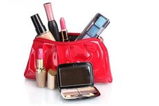 4 Alat Make-Up yang Wajib Ada dalam Tas