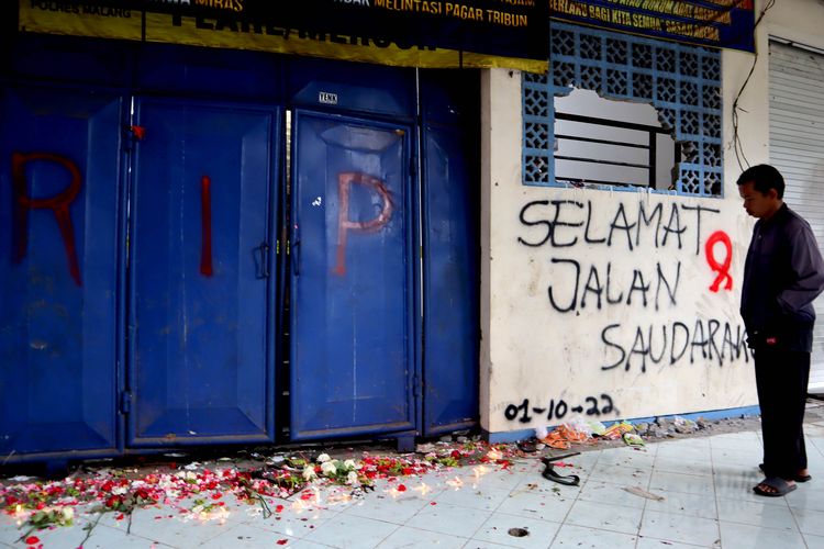 Seorang termenung di depan gate 13 pasca tragedi yang terjadi pada pekan ke-11 Liga 1 2022-2023 seusai pertandingan bertajuk Derbi Jawa Timur, Arema FC melawan Persebaya Surabaya di Stadion Kanjuruhan Kepanjen, Kabupaten Malang, Senin (3/10/2022) siang.