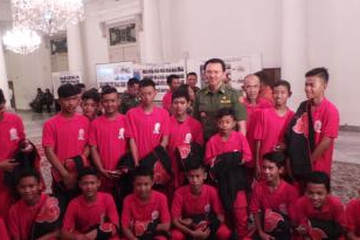 Gubernur DKI Jakarta Basuki Tjahaja Purnama melepas tim Rusun Daan Mogot dalam Rusun Cup 2015 ke Spanyol, di Balai Kota, Senin (14/12/2015).