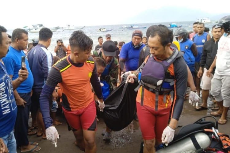 Foto: Tim SAR gabungan mengevakuasi korban yang hilang di perairan Waibalun, Kabupaten Flores Timur, NTT, Sabtu (31/12/2022).