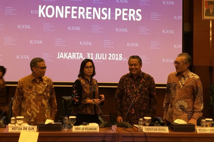 Suasana konferensi pers Komite Stabilitas Sistem Keuangan (KSSK) di Kementerian Keuangan, Selasa (31/7/2018) malam. Para anggota KSSK (dari kiri ke kanan) Ketua Dewan Komisioner Otoritas Jasa Keuangan Wimboh Santoso, Menteri Keuangan Sri Mulyani Indrawati, Gubernur Bank Indonesia Perry Warjiyo, dan Ketua Dewan Komisioner Lembaga Penjamin Simpanan Halim Alamsyah.