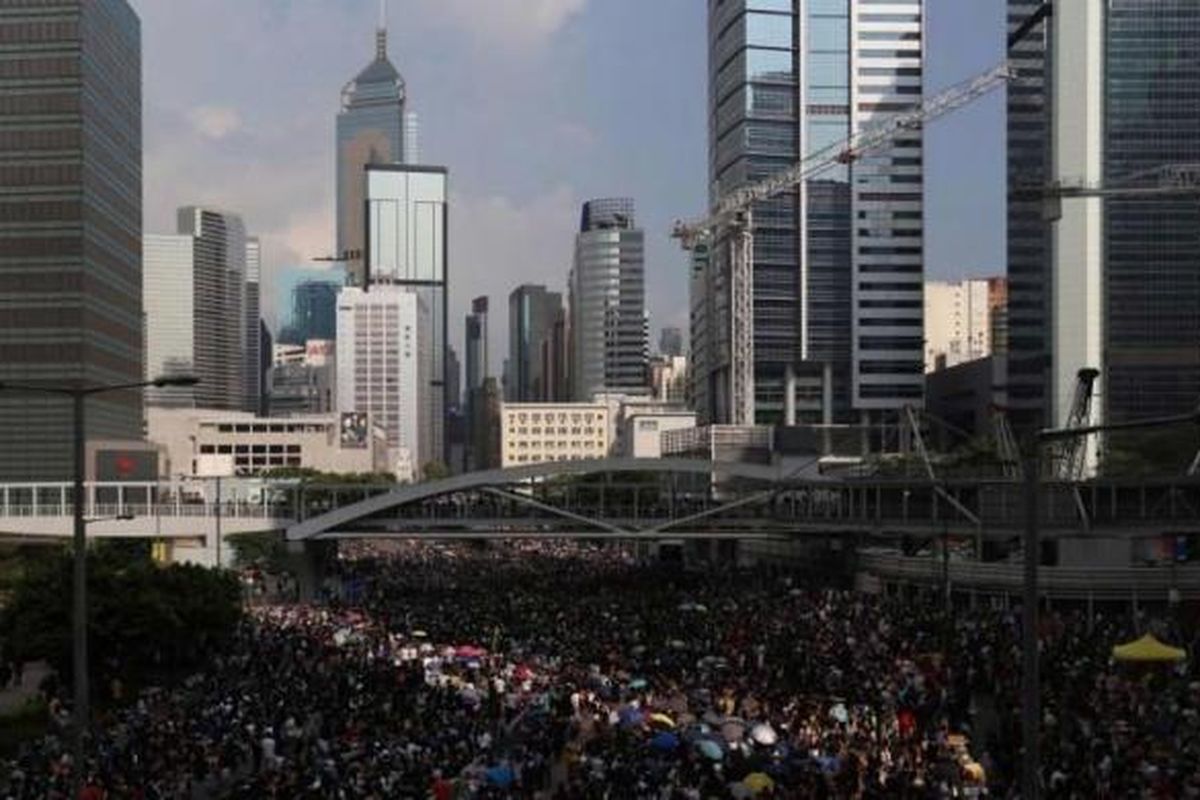 Massa pro-democrasi berkumpul dalam demonstrasi di pusat kota Hong Kong, 29 September 2014. Demonstrasi dilakukan untuk menentang keputusan pemerintah Beijing yang meniadakan pemilihan langsung untuk penguasa wilayah Hongkong pada 2017.