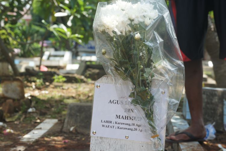 Makam Agus Mulyadi (53), Ketua KPPS di TPS 38, Kelurahan Karawang Kulon, Kecamatan Karawang Barat, Kabupaten Karawang, yang gugur usai menjalankan tugasnya, Minggu (21/4/2019).