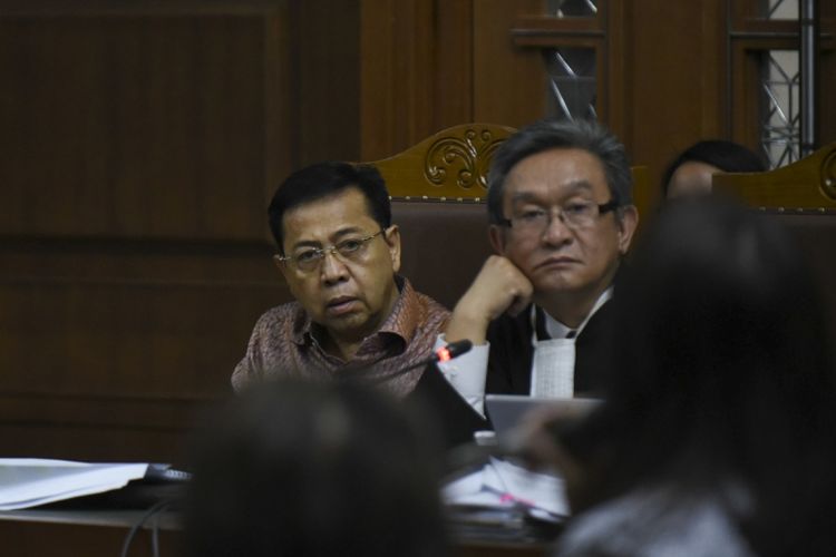 Terdakwa kasus korupsi pengadaan KTP elektronik Setya Novanto (kiri) didampingi penasihat hukumnya Maqdir Ismail menjalani sidang lanjutan di Pengadilan Tipikor Jakarta, Senin (15/1). Sidang tersebut beragenda mendengarkan keterang saksi dari pegawai perusahan penukaran mata uang asing (money changer) yang dihadirkan oleh Jaksa Penuntut Umum KPK.  ANTARA FOTO/Hafidz Mubarak A/aww/18.