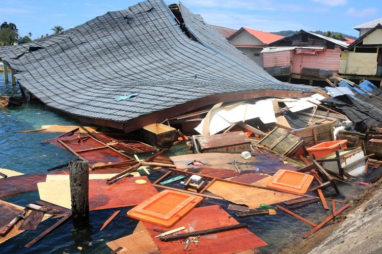 Suasana bangunan Pasar Apung Desa Tulehu yang roboh akibat gempa bumi di Ambon, Maluku, Kamis (26/9/2019). Berdasarkan data BMKG, gempa bumi tektonik dengan kekuatan 6,5 SR tersebut akibat aktivitas sesar aktif lokal. ANTARA FOTO/Izaak Mulyawan/aww.