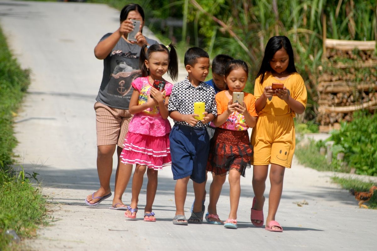 Para pelajar Sekolah Dasar (SD) di Desa Suwatu, Kecamatan Gabus, Kabupaten Grobogan, Jawa Tengah berburu sinyal internet di puncak perbukitan setempat, Selasa (2/6/2020).