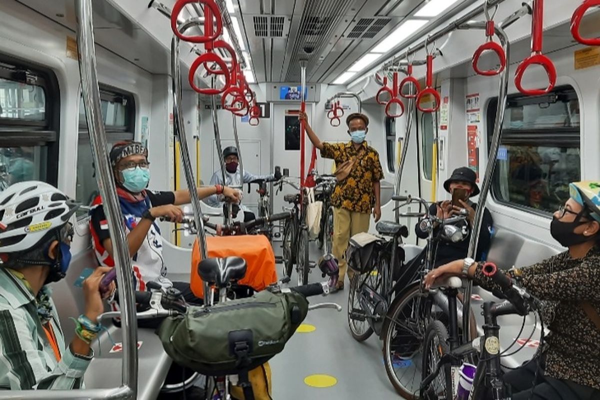 PT LRT Jakarta mulai hari ini, Rabu (24/3/2021), melayani penumpang dengan sepeda untuk rute Stasiun Pegangsaan Dua-Stasiun Velodrome.