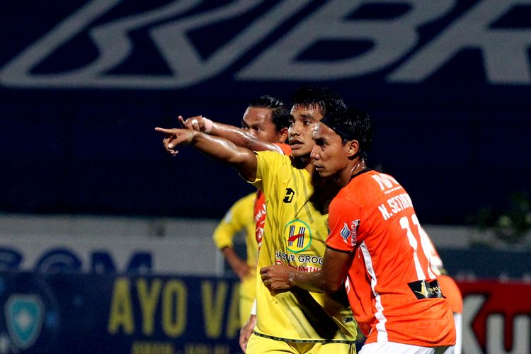 Pemain Persija Jakarta Novri Setiawan menjaga ketat pemain Barito Putera Ambrizal Umanailo saat pertandingan pekan 11 Liga 1 2021-2022 yang berakhir dengan skor 1-1 di Stadion Moch Soebroto Magelang, Jumat (5/11/2021) malam.