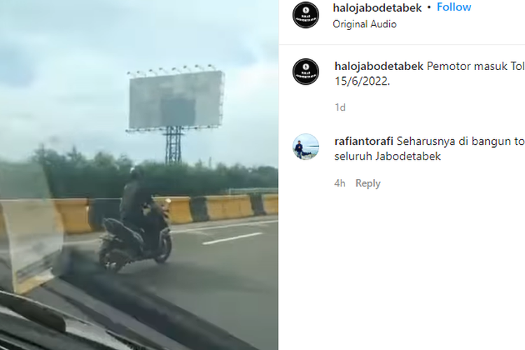 Tangkapan layar rekaman pengendara motor masuk ke jalan tol