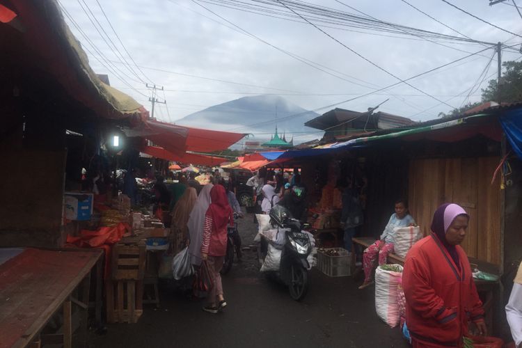 Pasar Bawah yang dilatari Gunung Singgalang.