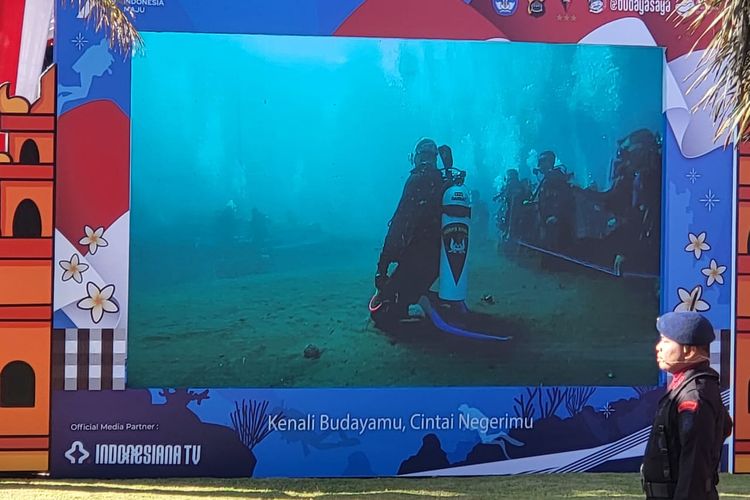 Dirjen Kebudayaan Kemendikbudristek bersama satuan Brimob Polda Bali melaksanakan upacara pengibaran Bendera Merah Putih di bawah laut (17/8/2023).