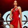 Tengok, Dua Lipa dalam Balutan Minidress Merah
