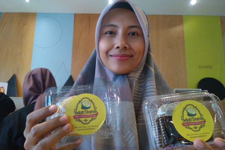 Mega Agna (31 tahun) sukses membangun usaha kue Belah Doeren bersama suaminya, Angga Prawira.