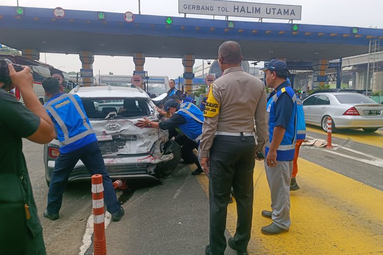 Suasana Gerbang Tol Halim Utama pascakecelakaan beruntun yang melibatkan lima kendaraan, Rabu (27/3/2024). 